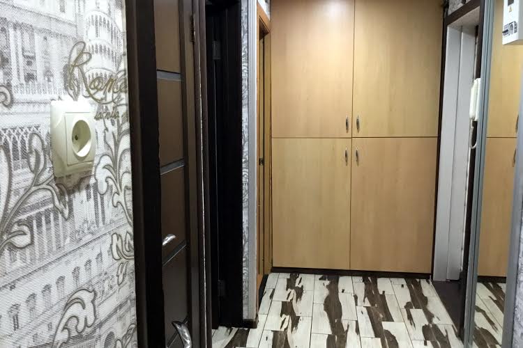 Продам квартиру Роллана Ромена бульв., 5/8, Святошинський р-н, Київ, Святошин (M)  4 кімнати, 3 поверх 9-пов., українська панель  73 000 $  1 159 $/м²